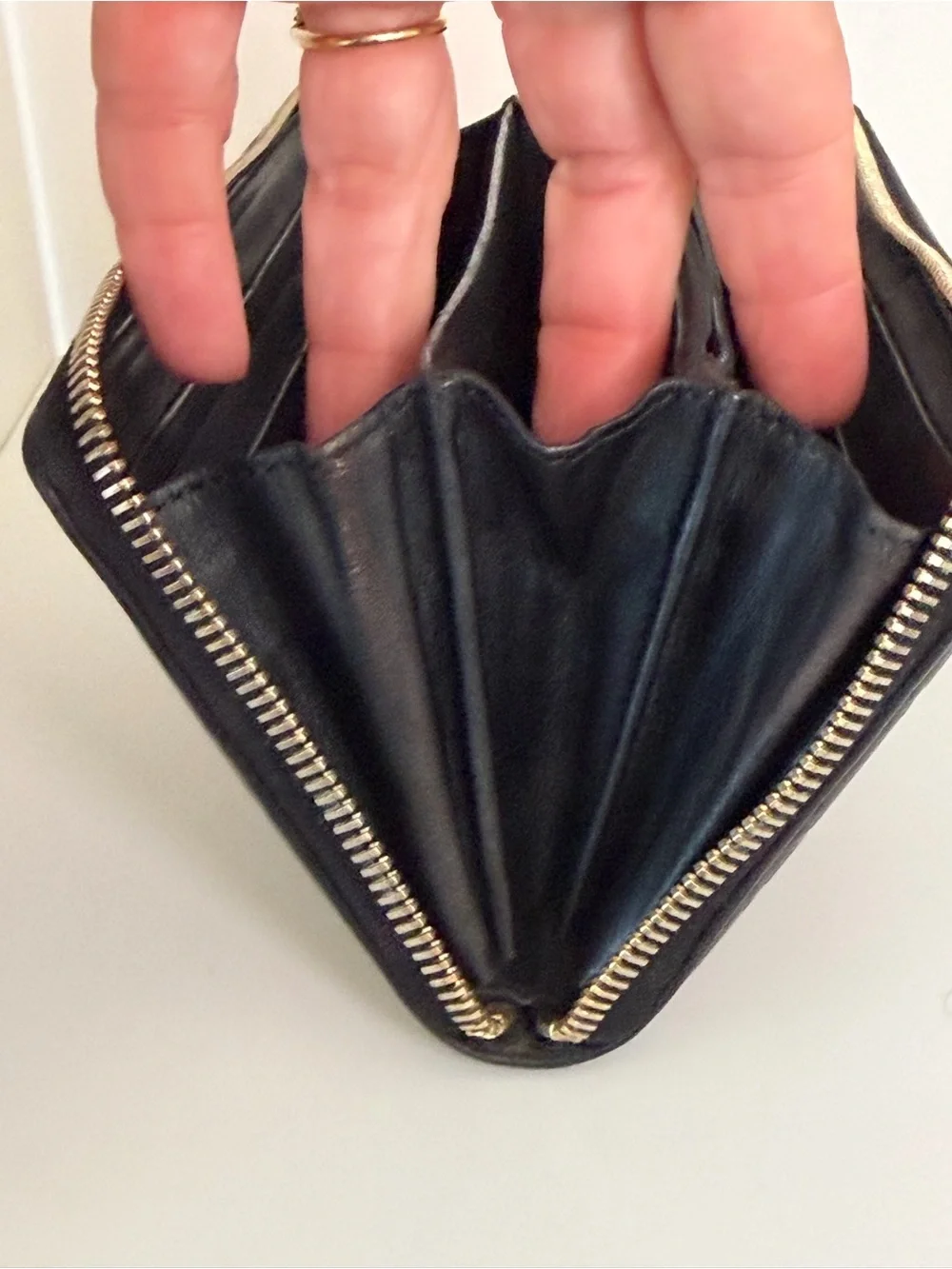Gucci Black Leather Zip Wallet with an added zipperpull Gold Floral Gucci Charm - Picture 12 of 12